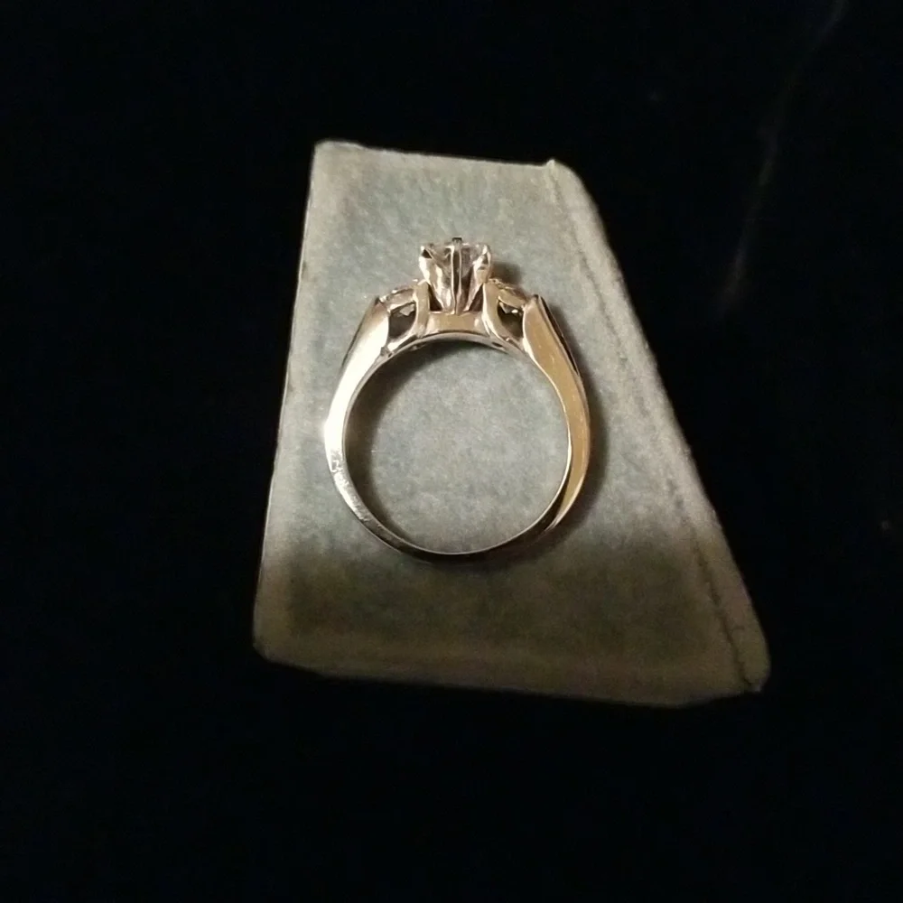 18K gold ring with 3 Beautiful Diamonds - Picture 5 of 13